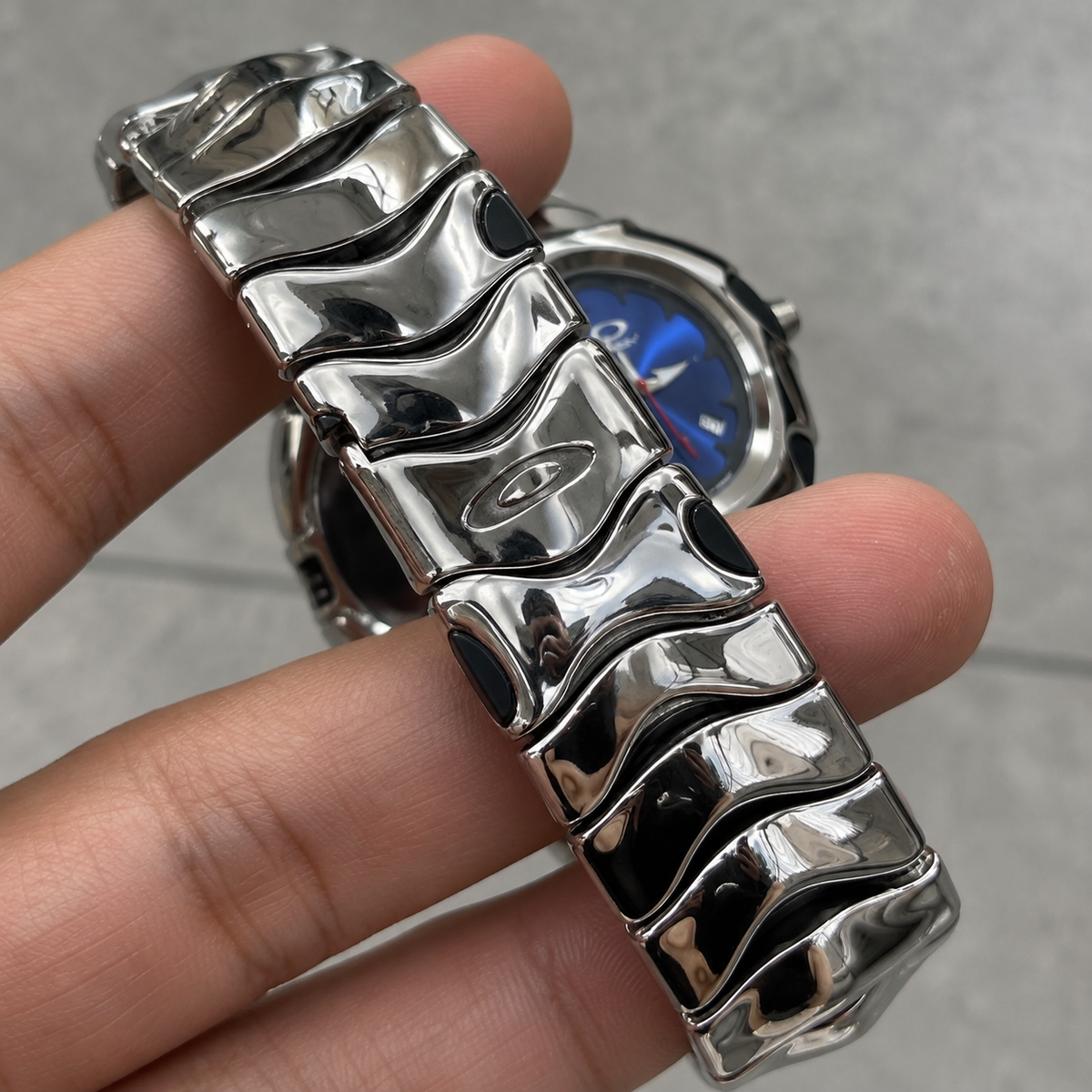 Oakley Blade Watch – Polished Silver / Blue Dial